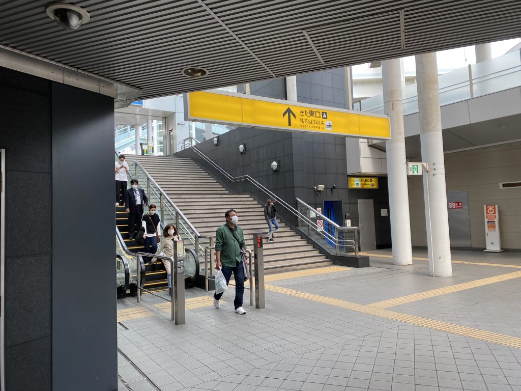 ➀ 横浜駅 きた東口Aのエスカレータに乗り、地上に出ます。